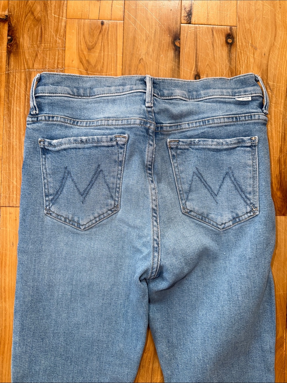 MOTHER Jeans 28 The Weekender Frayed Hem in Glow Up - Picture 2 of 6